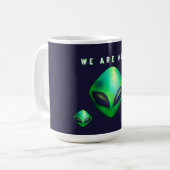 "Wir sind hier" grüner Außerirdischer Kopf Kaffeetasse (Vorderseite Links)