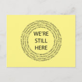 Wir sind immer noch hier/Schwarze Postkarte (Vorderseite)