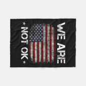 Wir sind nicht Ok Shirt, wir sind nicht in Ordnung Fleecedecke (Vorderseite (Horizontal))