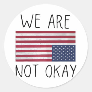 Wir sind nicht okay, USA-Flagge auf dem Kopf, patr Runder Aufkleber