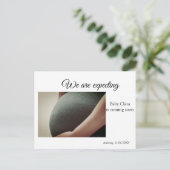 wir sind schwanger, geben Sie den Babynamen Datum  Postkarte (Stehend Vorderseite)