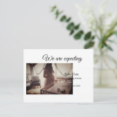 wir sind schwanger, geben Sie den Babynamen Datum  Postkarte (Stehend Vorderseite)