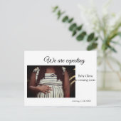 wir sind schwanger, geben Sie den Babynamen Datum  Postkarte (Stehend Vorderseite)