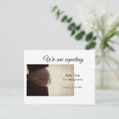 wir sind schwanger, geben Sie den Babynamen Datum  Postkarte (Stehend Vorderseite)