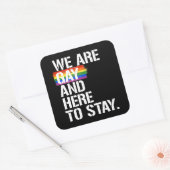 Wir sind schwul und hier bleibe quadratischer aufkleber (Umschlag)