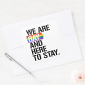 Wir sind schwul und hier bleibe quadratischer aufkleber (Umschlag)