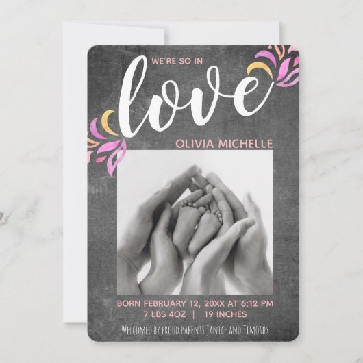 Wir sind so in Liebe Chalkboard Foto Baby Girl Bir Ankündigung (Vorderseite)