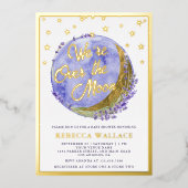 Wir sind über dem Mond Lavendel Baby Dusche Gold Folieneinladung (Vorderseite)