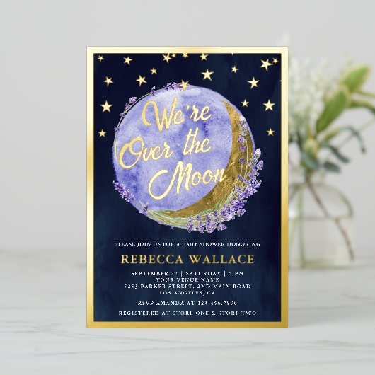 Wir sind über dem Mond Lavender Baby Shower Navy G Folieneinladung (Stehend vorne)