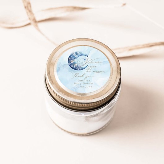 Wir sind über dem Mond und haben eine Babydusche Runder Aufkleber