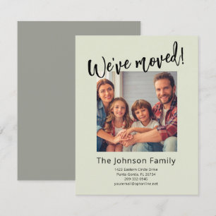 Wir sind umgezogen Moderne stilvolle Familienfoto  Ankündigung