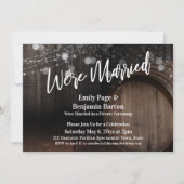 Wir sind Verheiratet rustikales Holzfass und Licht Einladung (Vorderseite)