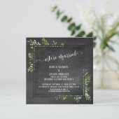 Wir sind Verheiratet Script Greenery Bouquet Chalk Einladung (Stehend Vorderseite)