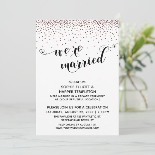 Wir sind Verheiratet Script Rose Gold Confetti Emp Einladung (Stehend Vorderseite)