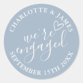 Wir sind Verlobt Engagement Party Dusty Blue Runder Aufkleber (Vorderseite)