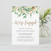 Wir sind Verlobt Eukalyptus Floral Einfache Verlob Einladung (Stehend Vorderseite)