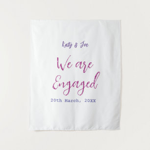 Wir sind verlobt lila rosa Name Datum elegant einf Wandteppich