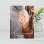 Wir sind Verlobt! Moderne Engagement-Partei Einladung (Stehend Vorderseite)