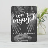 Wir sind Verlobt|Moderne Zwei Fotos Elegant Ankündigung (Stehend Vorderseite)