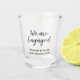 Wir sind verlobt name datum kalligrafiestilvoll schnapsglas