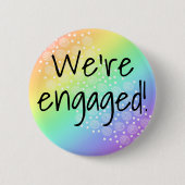 Wir sind verlobt! Regenbogen-Button Button (Vorderseite)