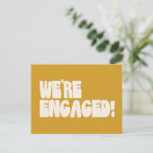 Wir sind Verlobt Retro Groovy Modern Yellow Budget Postkarte (Stehend Vorderseite)
