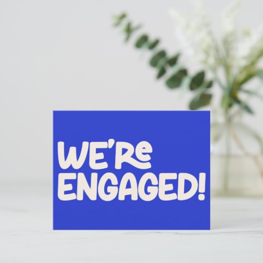 Wir sind Verlobt Retro Groovy Playful Einzigartig Postkarte (Stehend Vorderseite)