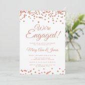 Wir sind Verlobt! Rose Gold Glitzer Confetti Weiß Einladung (Stehend Vorderseite)