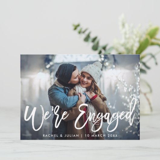 WIR SIND VERLOBT| rustikale Drehbuchgruppe Einladung (Stehend Vorderseite)