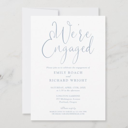 Wir sind Verlobt Script Dusty Blue Engagement Part Einladung (Vorderseite)