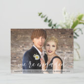 Wir sind Verlobt Typografie Ihr Foto Verlobung Einladung (Stehend Vorderseite)