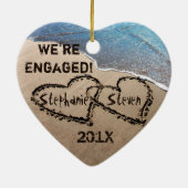 Wir sind Verlobt zwei Herzen in Sand Holiday Ornam Keramikornament (Hinten)