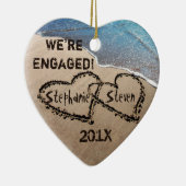 Wir sind Verlobt zwei Herzen in Sand Holiday Ornam Keramikornament (Rechts)