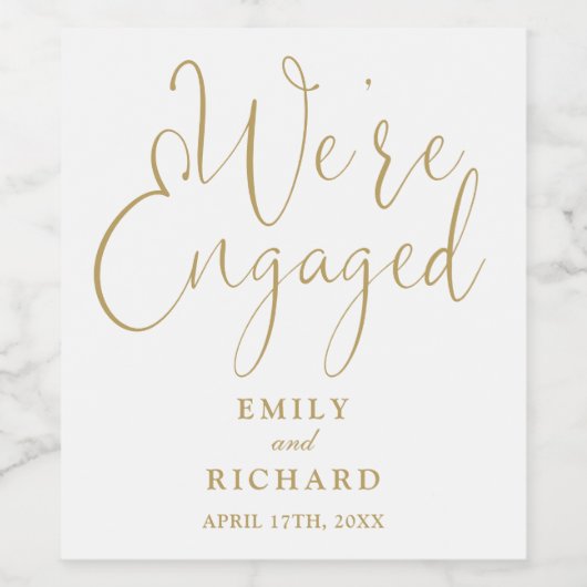 Wir sind Verlobte Engagement Party Elegant Gold Weinetikett (Einzelnes Label)