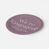 Wir sind Verlobte Engagement Party Lila Pappteller (Schrägansicht)