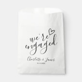 Wir sind Verlobte Engagement Party Schwarz und Wei Geschenktütchen (Vorderseite)