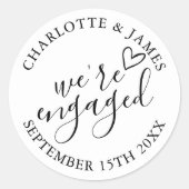 Wir sind Verlobte Engagement Party Schwarz und Wei Runder Aufkleber (Vorderseite)