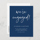 Wir sind Verlobte Hand Lettering Navy Blue Verlobu Ankündigungspostkarte (Vorne/Hinten)