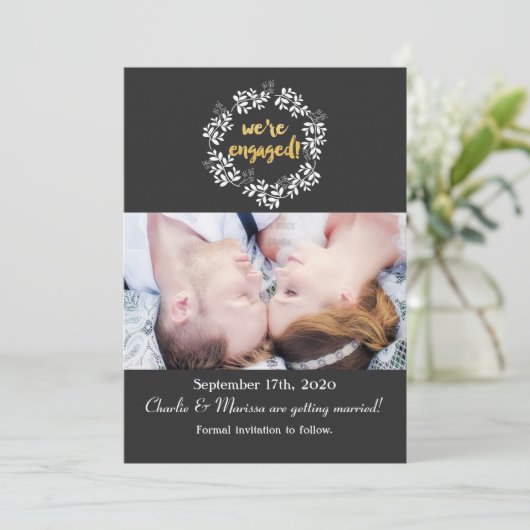 WIR SIND VERLOBTE Rustikale KRIEGSKARTE Einladung (Stehend Vorderseite)