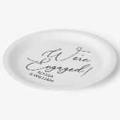 Wir sind Verlobter moderner Schriftart Pappteller (Schrägansicht)