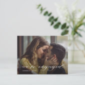 Wir sind Verlobtes modernes Foto Ankündigungspostkarte (Stehend Vorderseite)