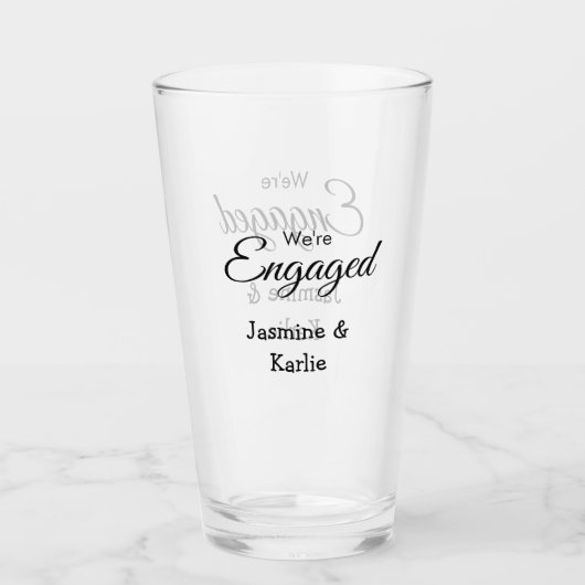 Wir sind verlobtes Paar Name romantisch stilvoll e Glas (Vorderseite)