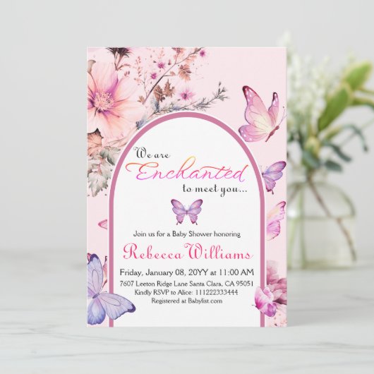 Wir sind verzaubert, die Pink Butterfly Babydusche Einladung (Stehend Vorderseite)