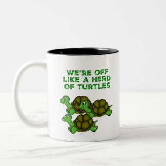 Wir sind wie eine Herde von Schildkröten abgeschni Zweifarbige Tasse