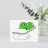 Wir sind wie zwei Erbsen in einem Pod Postkarte (Stehend Vorderseite)