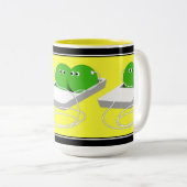 Wir sind wie zwei Erbsen in einem Pod Zweifarbige Tasse (VorderseiteRechts)