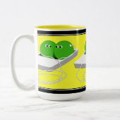 Wir sind wie zwei Erbsen in einem Pod Zweifarbige Tasse (Links)
