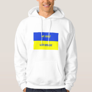 Wir stehen mit dem ukrainischen T - Shirt der Flag
