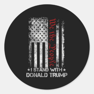 Wir stehen mit der Flagge Donald Trumps der USA Runder Aufkleber
