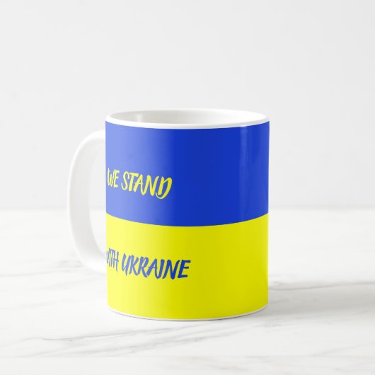 Wir stehen mit der ukrainischen Tasse zur Flaggens (Vorderseite Links)